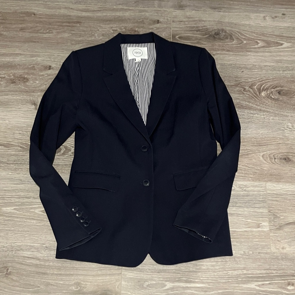 Woman’s 1901 blazer